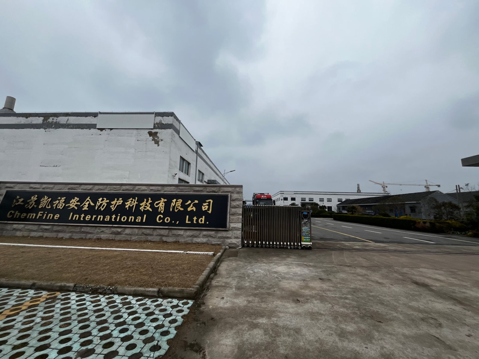 A map of China highlighting the industrial clusters for work gloves in Shandong and Jiangsu.